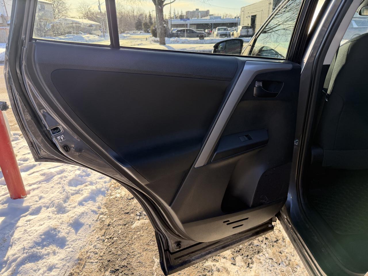 2017 Toyota RAV4 LE AWD Photo