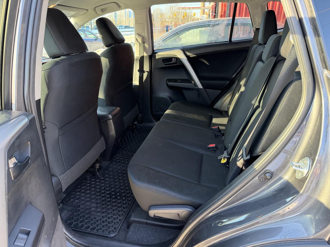 2017 Toyota RAV4 LE AWD Photo