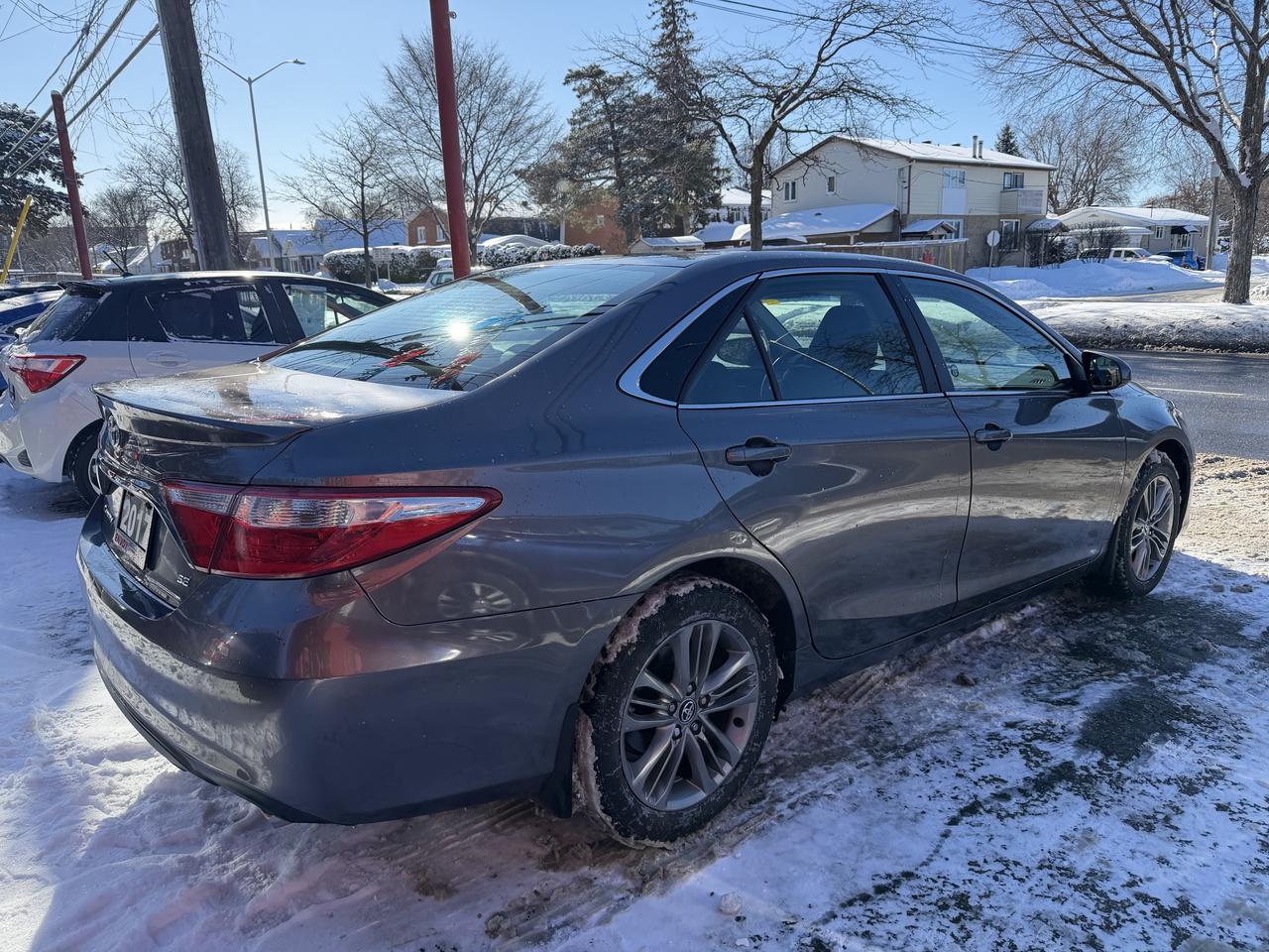 2017 Toyota Camry SE Photo3