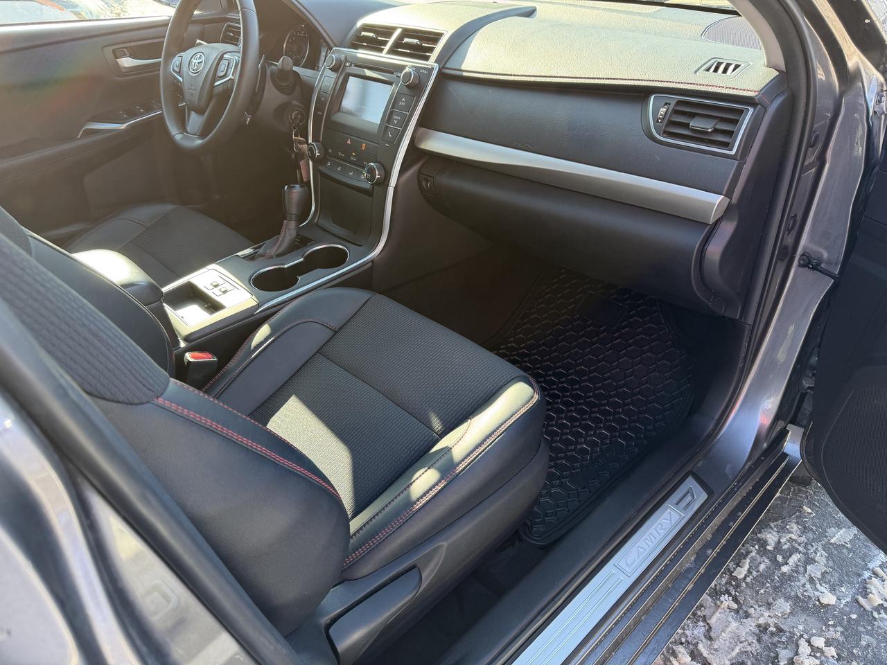 2017 Toyota Camry SE Photo