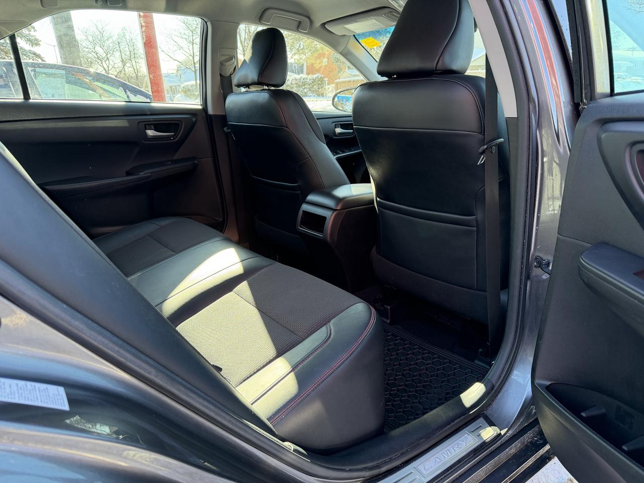 2017 Toyota Camry SE Photo