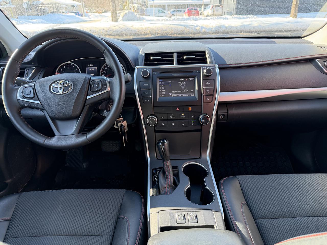 2017 Toyota Camry SE Photo