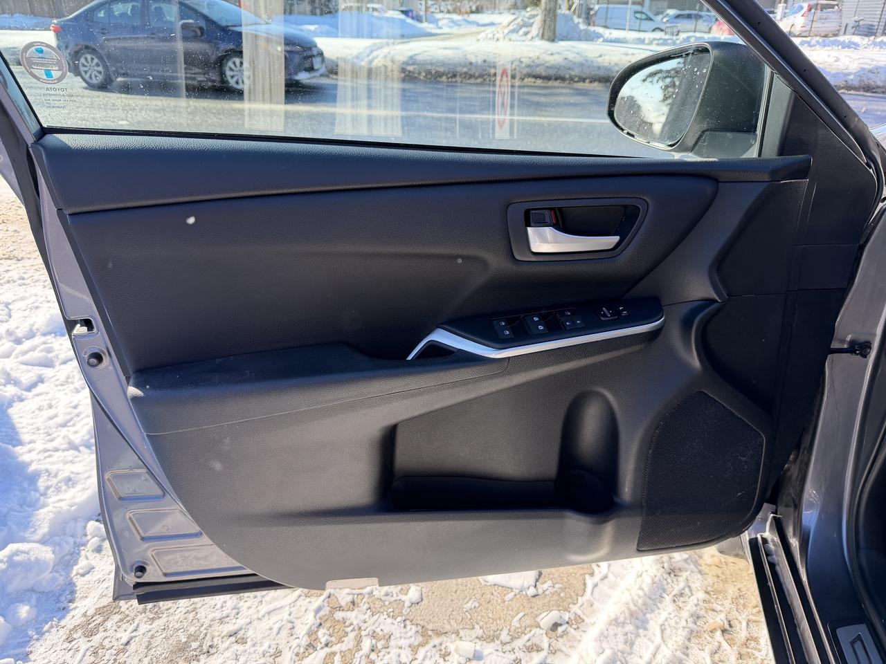 2017 Toyota Camry SE Photo