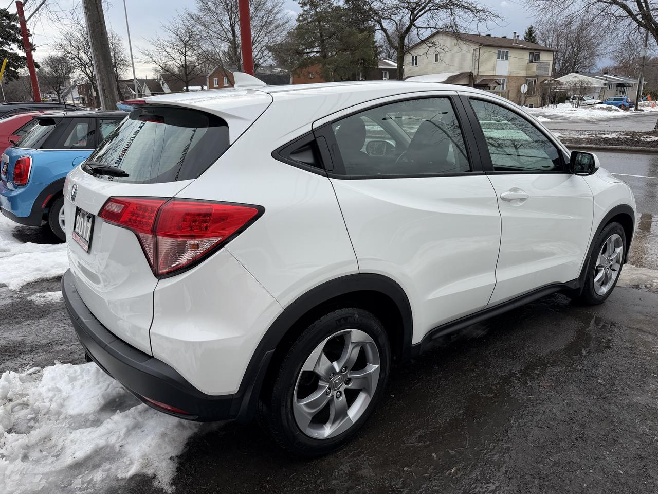 2017 Honda HR-V LX 6-SPEED Photo3