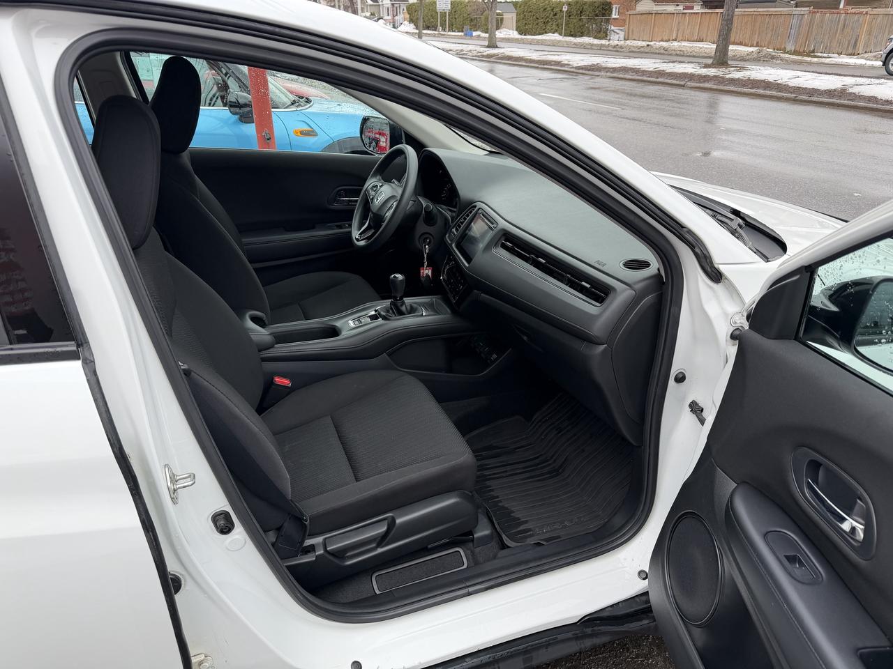 2017 Honda HR-V LX 6-SPEED Photo