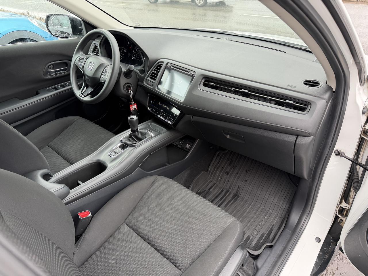 2017 Honda HR-V LX 6-SPEED Photo