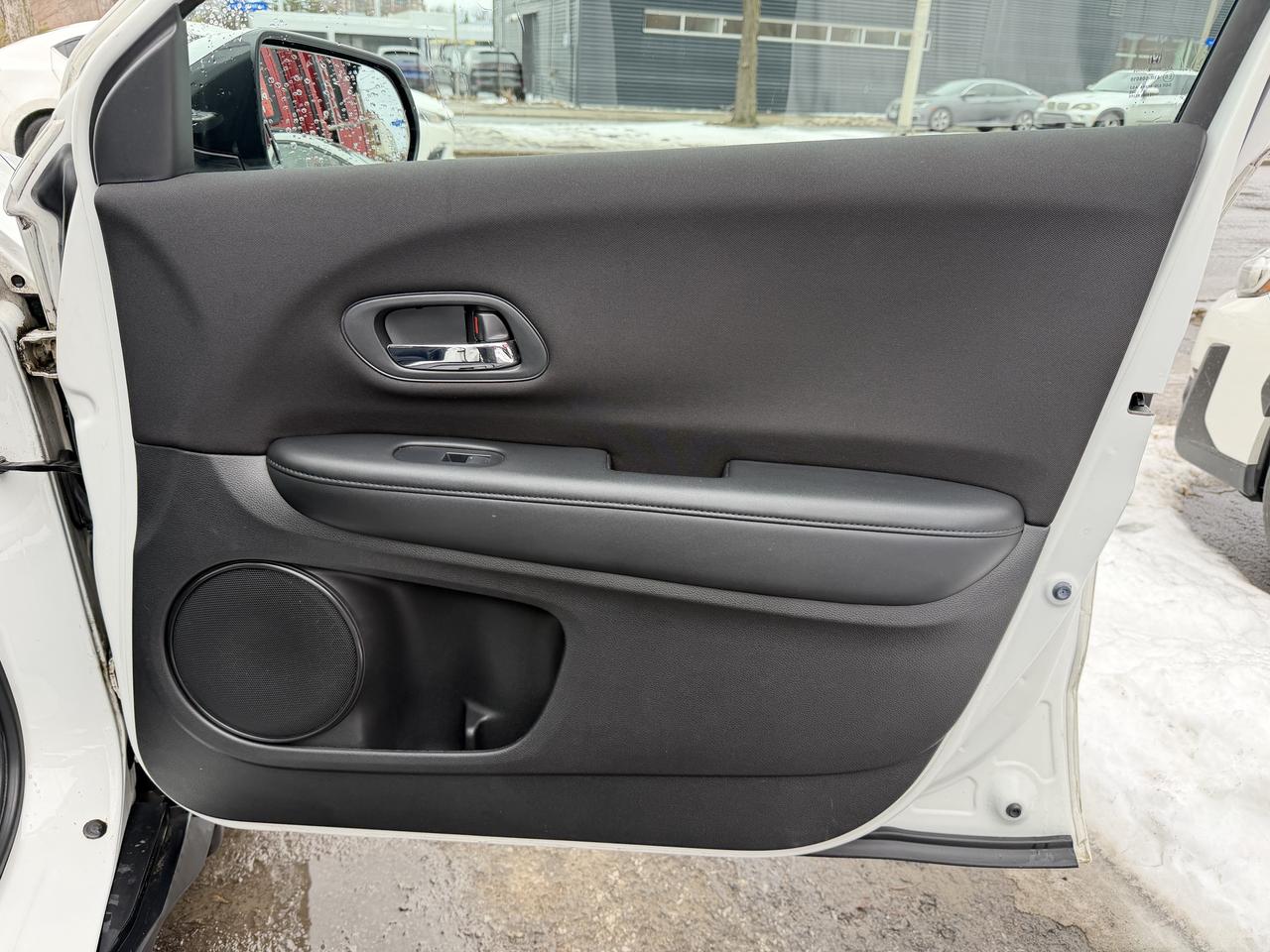 2017 Honda HR-V LX 6-SPEED Photo