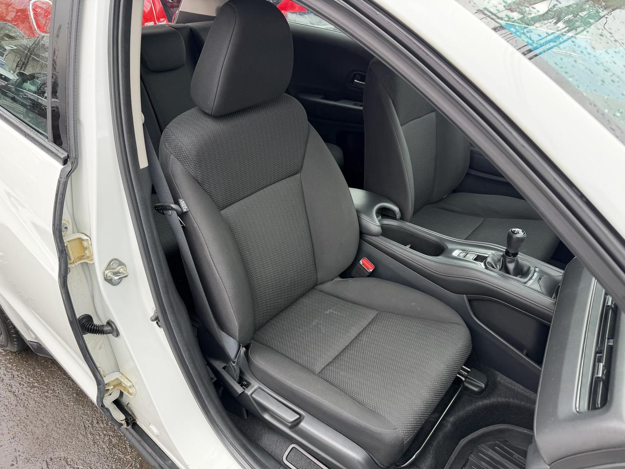 2017 Honda HR-V LX 6-SPEED Photo