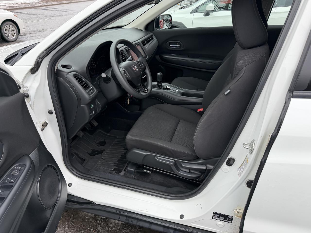 2017 Honda HR-V LX 6-SPEED Photo