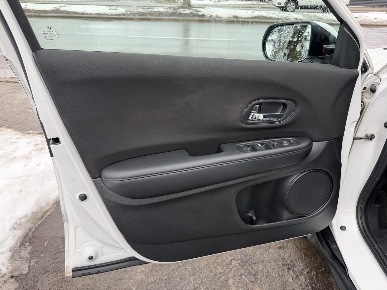 2017 Honda HR-V LX 6-SPEED Photo