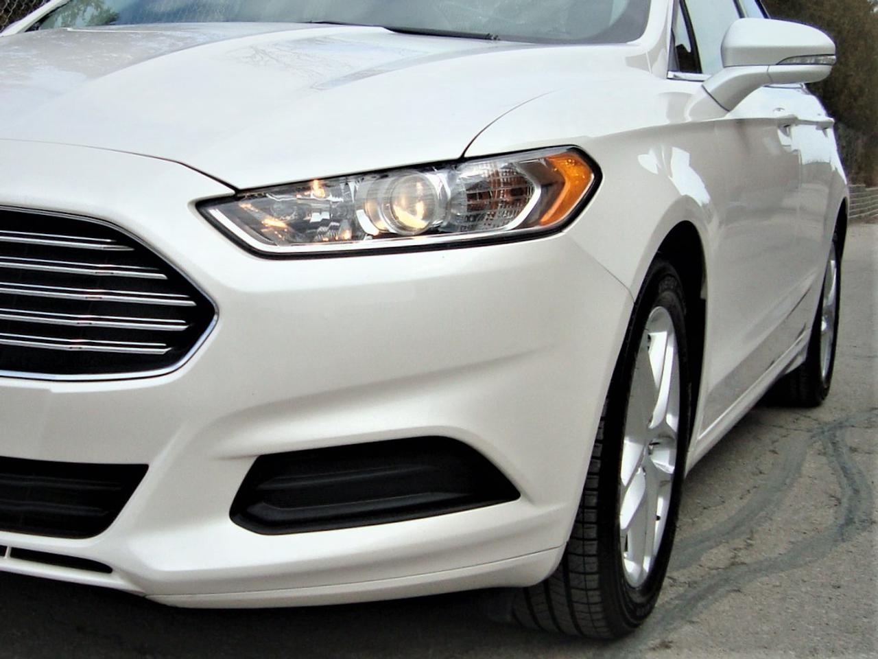 2015 Ford Fusion SE | ONLY 67K | 1 OWNER | CARFAX CLEAN Photo3