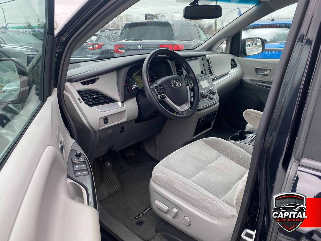 2017 Toyota Sienna LE Photo