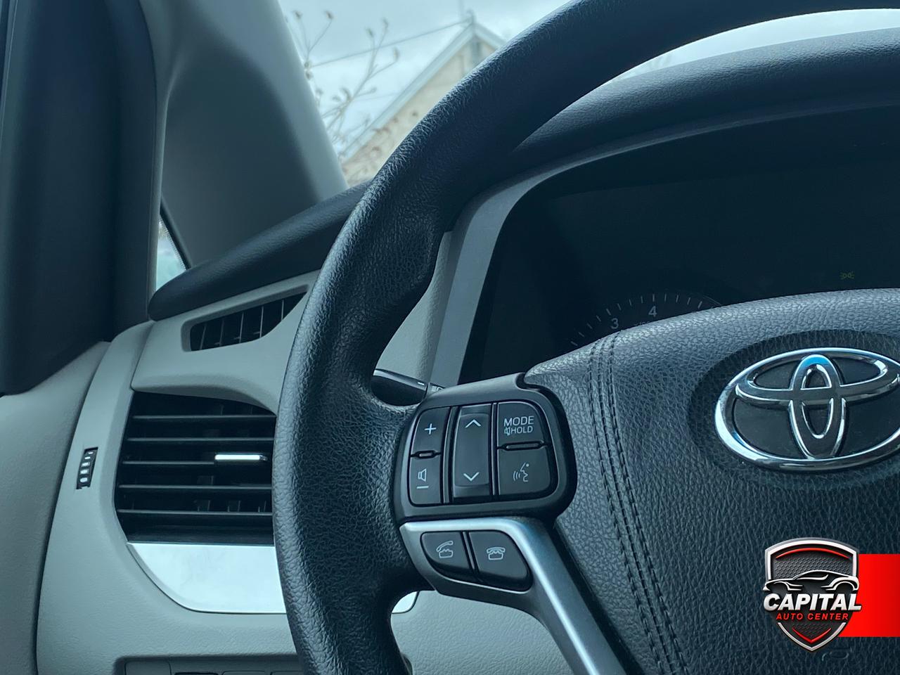 2017 Toyota Sienna LE Photo