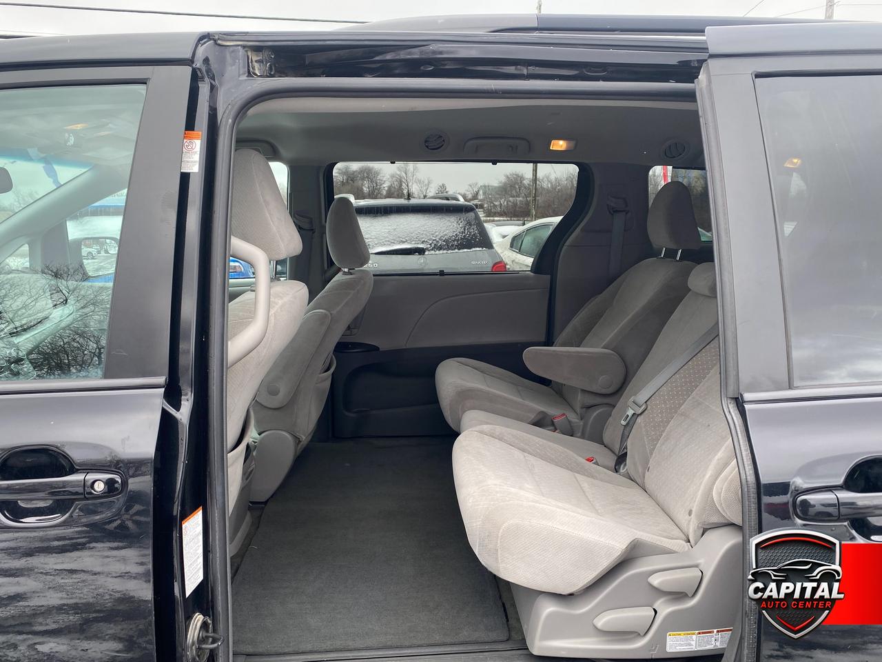 2017 Toyota Sienna LE Photo