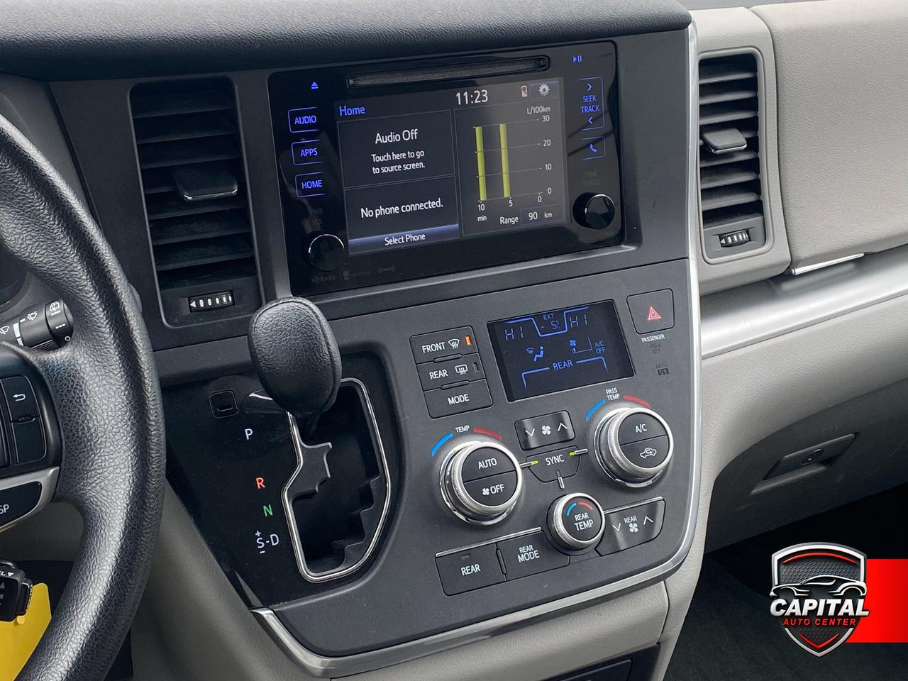 2017 Toyota Sienna LE Photo