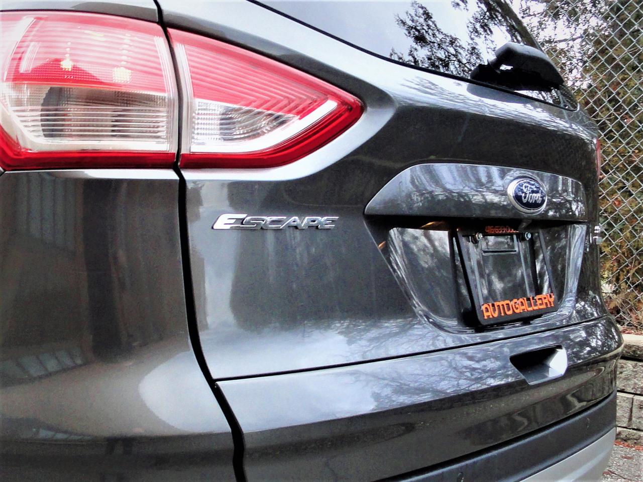 2015 Ford Escape SE 4WD, NAVI, LEATHER, SUNROOF Photo