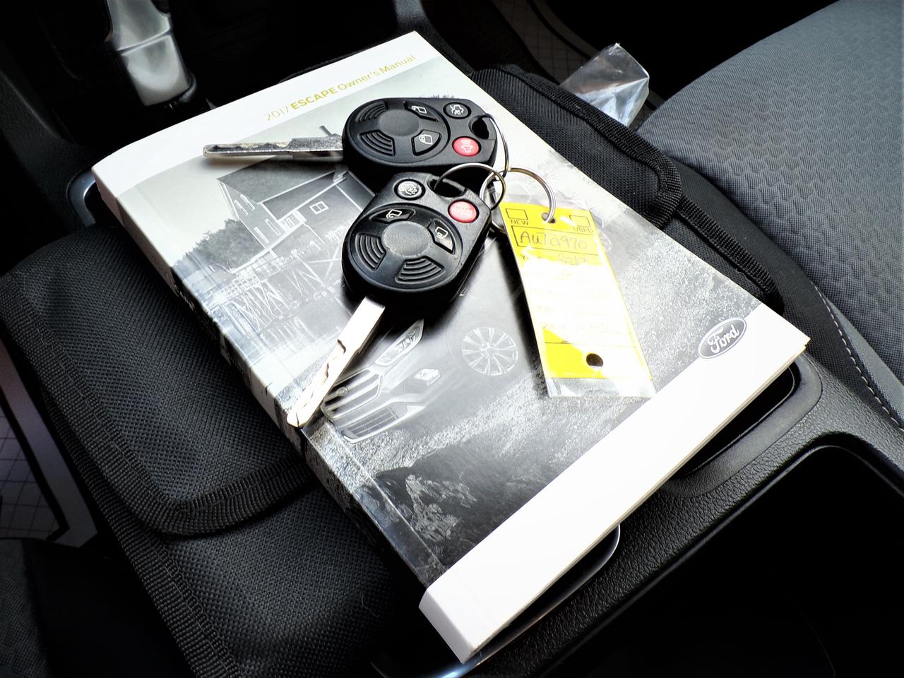 2017 Ford Escape SE 4WD | CARFAX CLEAN | 1-OWNER Photo