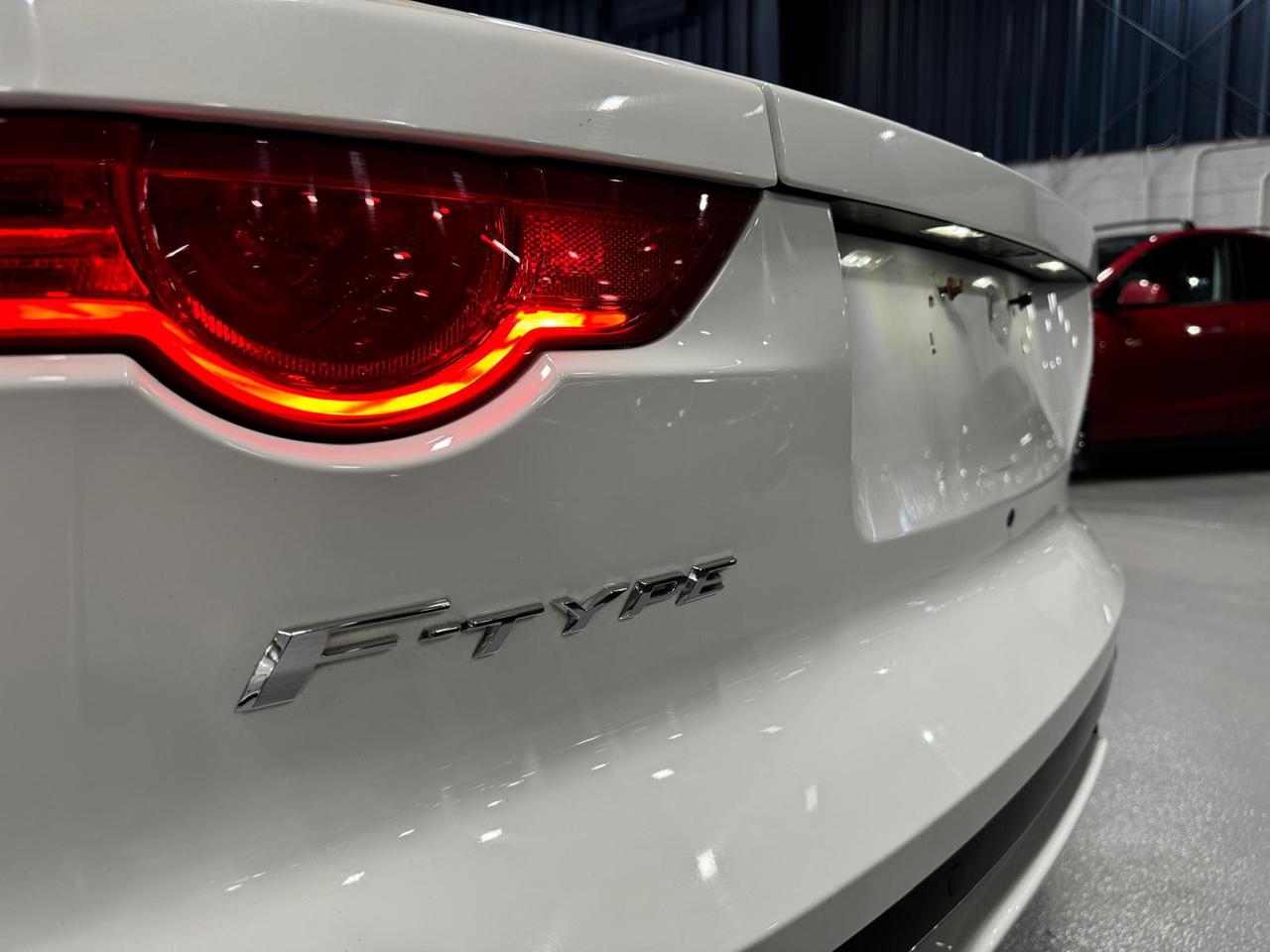 2016 Jaguar F-Type R Photo4