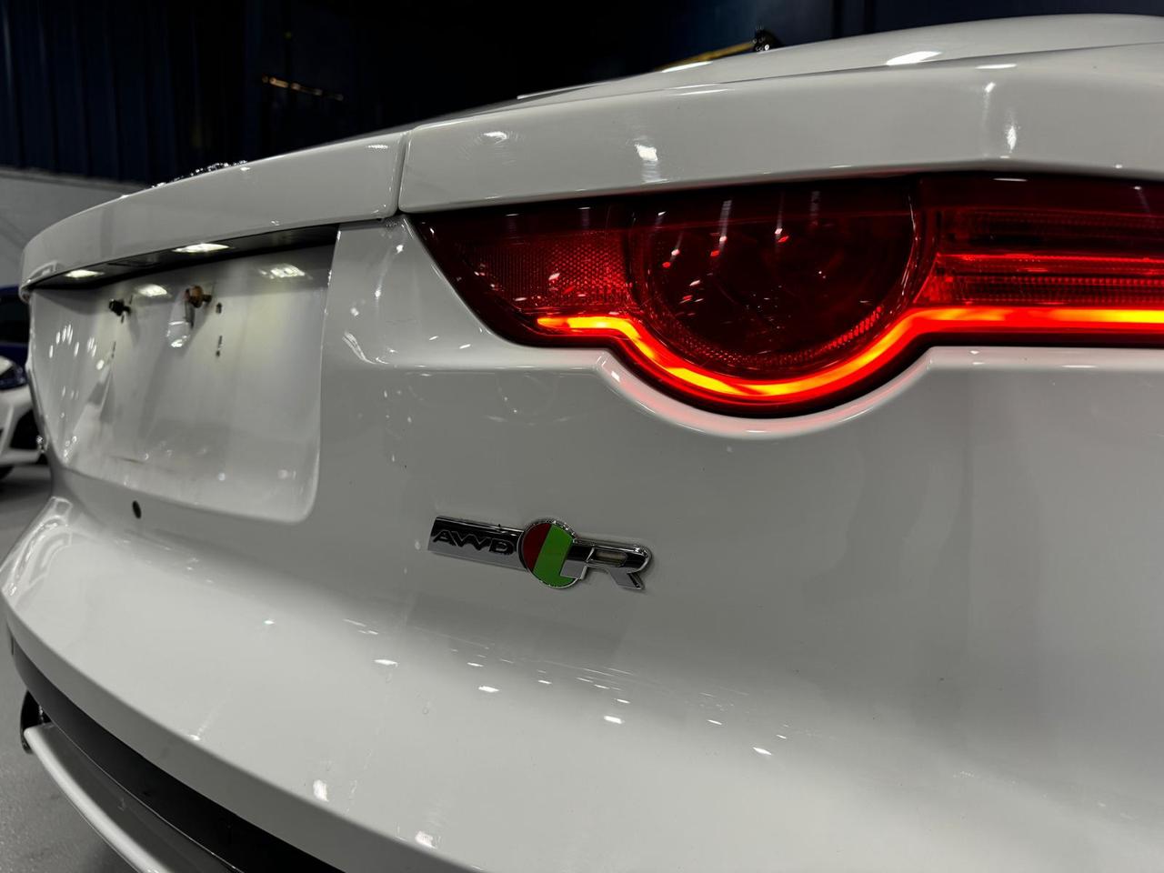 2016 Jaguar F-Type R Photo