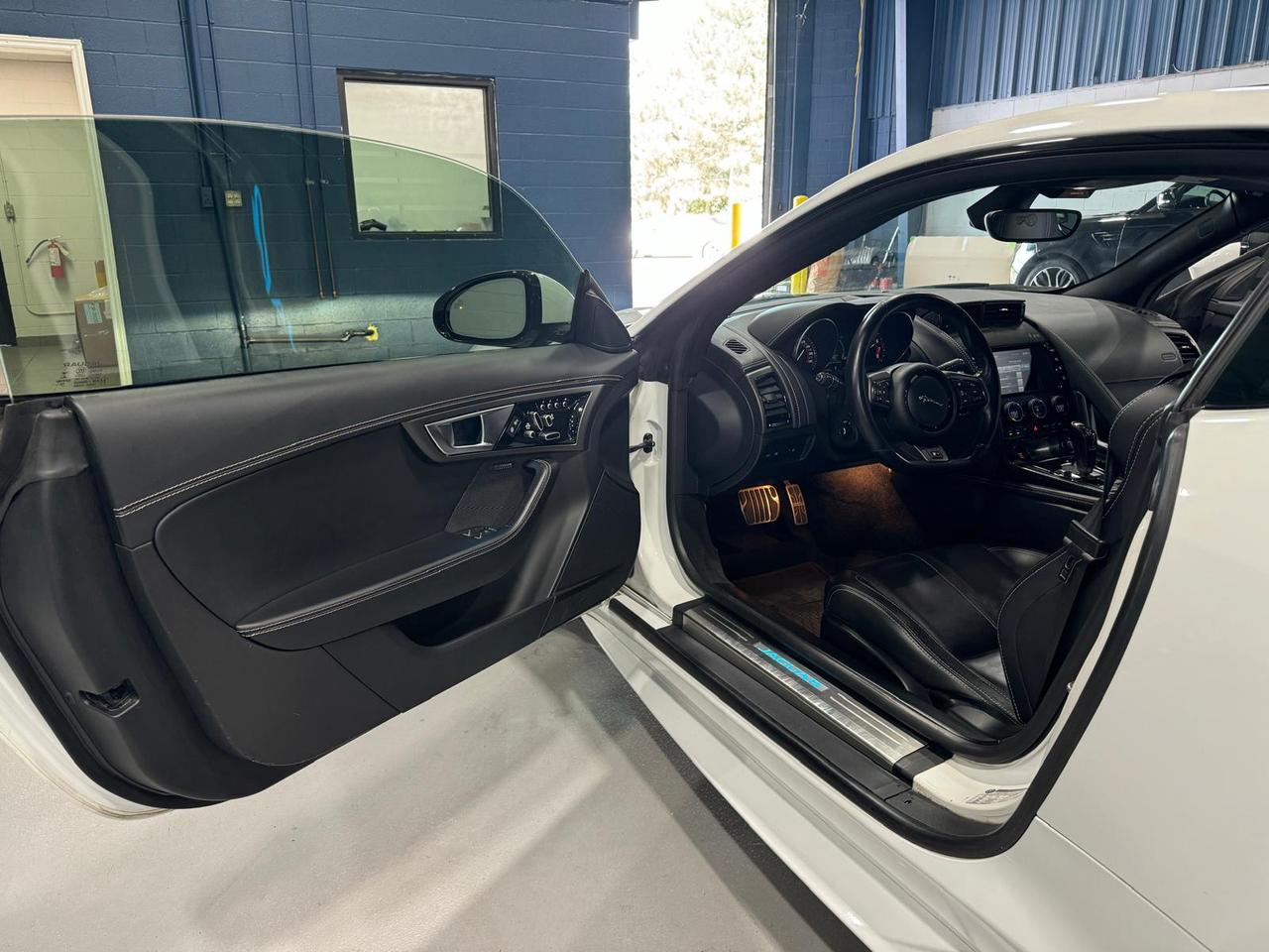 2016 Jaguar F-Type R Photo