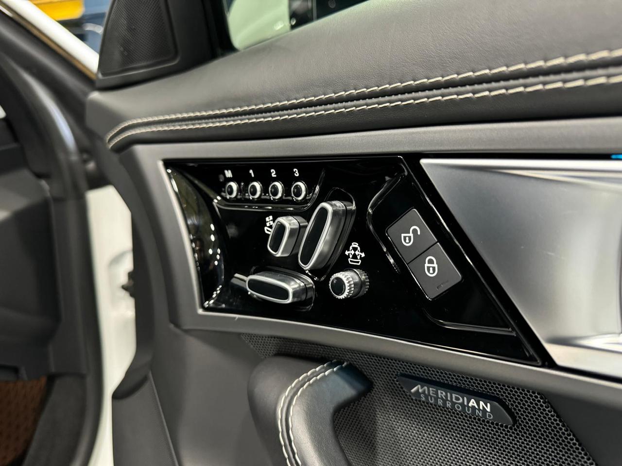 2016 Jaguar F-Type R Photo