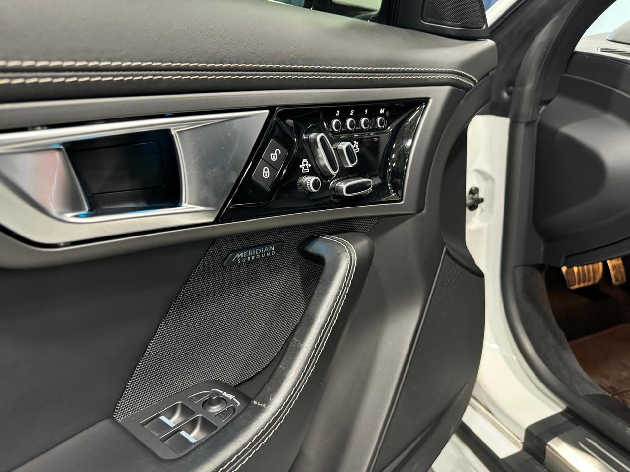 2016 Jaguar F-Type R Photo