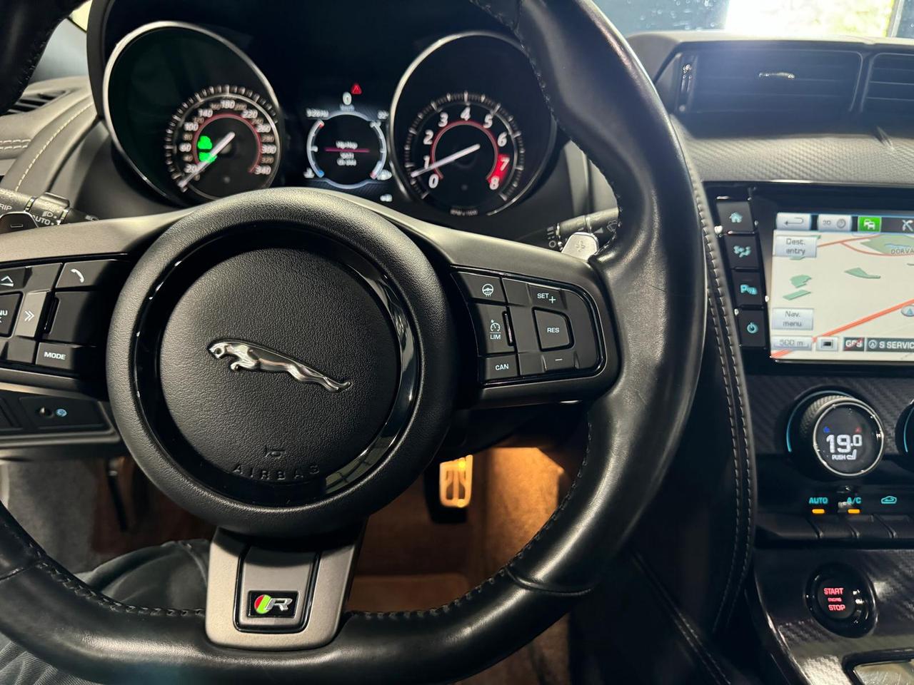 2016 Jaguar F-Type R Photo