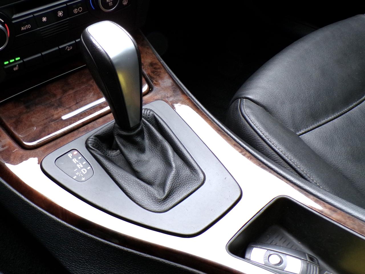 2009 BMW 3 Series X-DRIVE PREMIUM SUNROOF H. SEATS SENSORS B.T. Photo