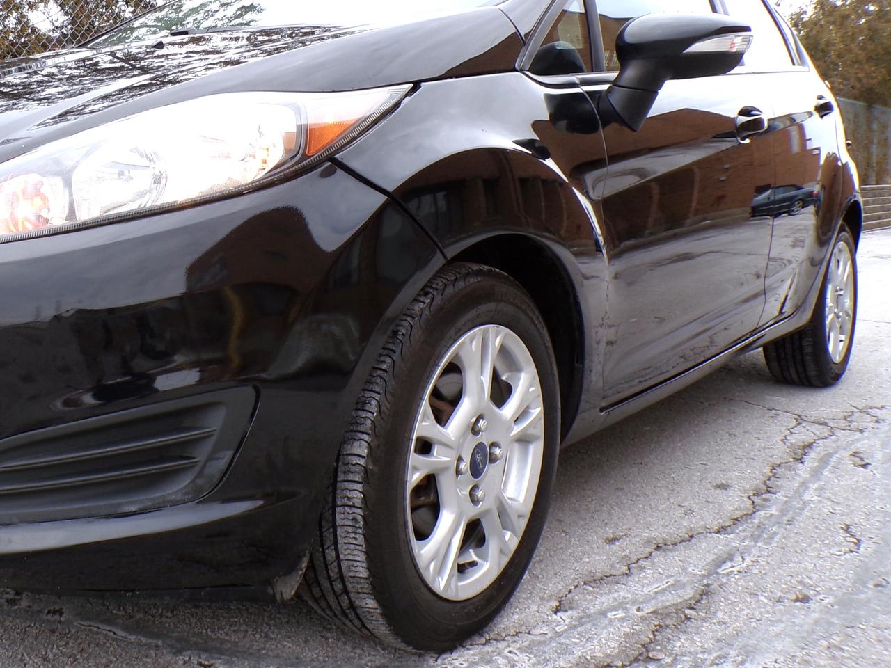 2016 Ford Fiesta SE HATCHBACK | CARFAX CLEAN | ONT. VEHICLE Photo