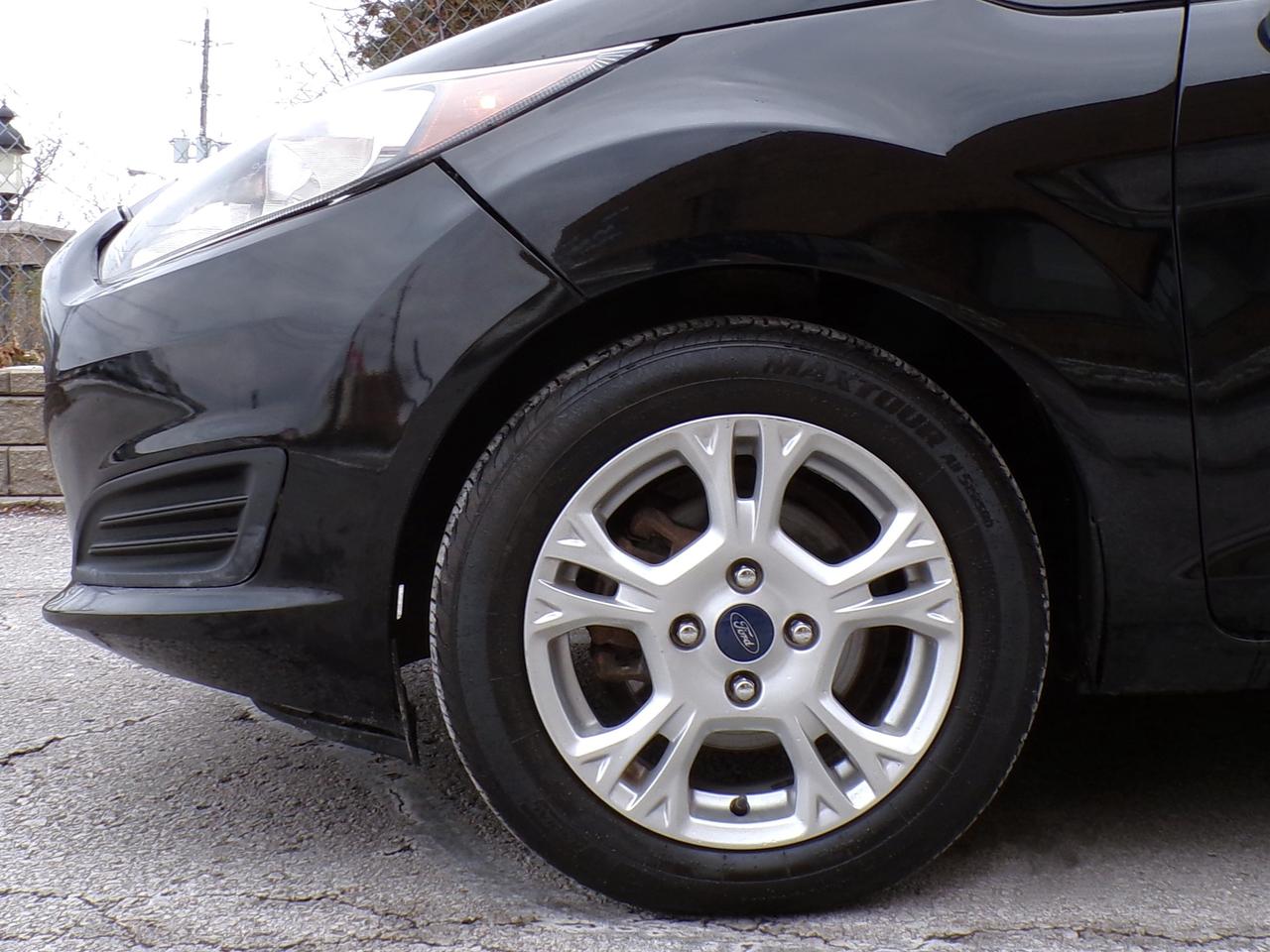 2016 Ford Fiesta SE HATCHBACK | CARFAX CLEAN | ONT. VEHICLE Photo