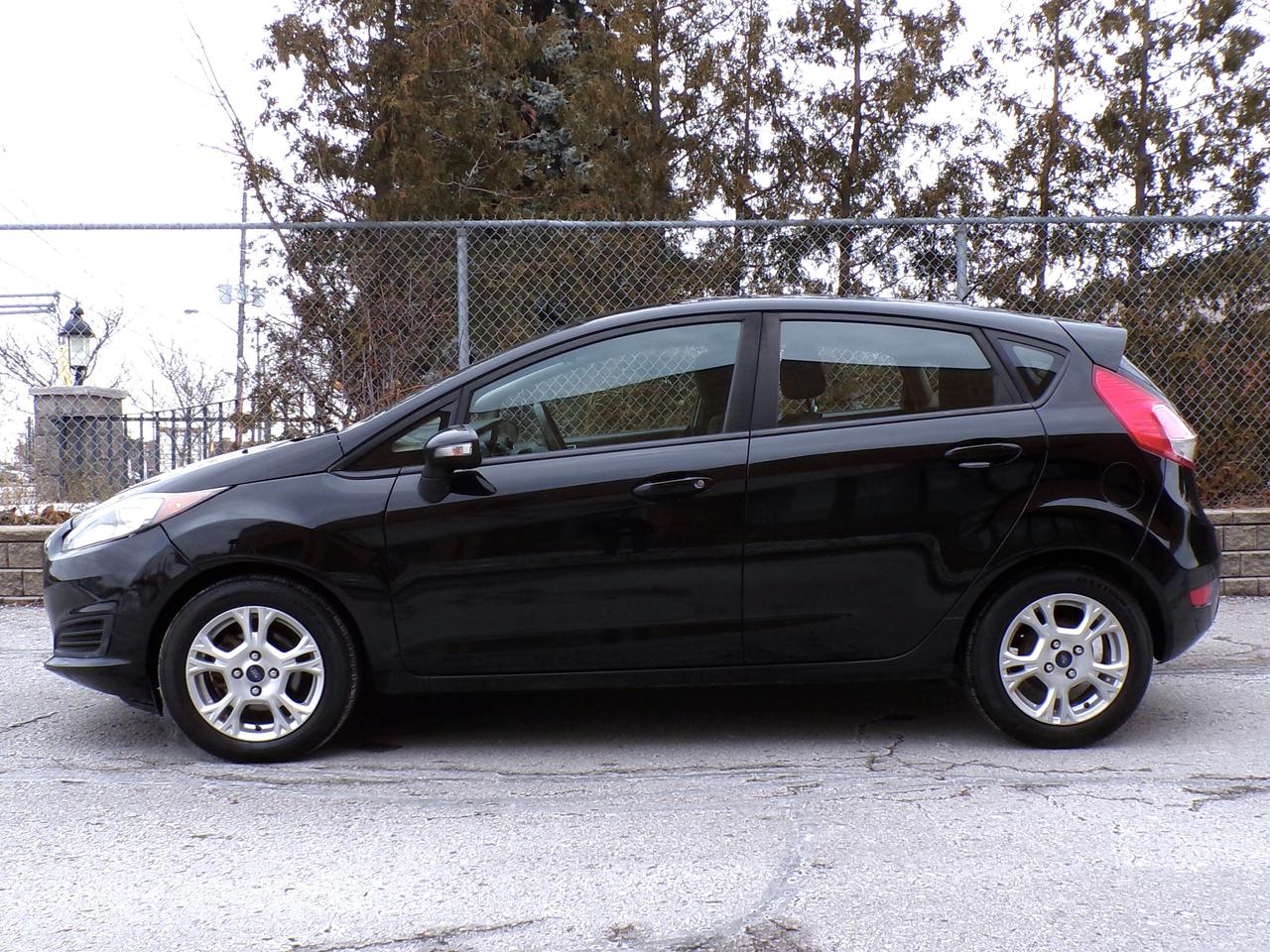 2016 Ford Fiesta SE HATCHBACK CARFAX CLEAN ONT. VEHICLE Photo