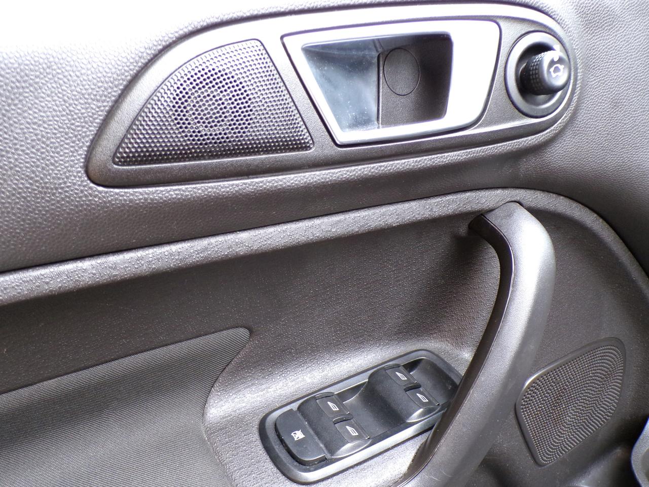 2016 Ford Fiesta SE HATCHBACK | CARFAX CLEAN | ONT. VEHICLE Photo