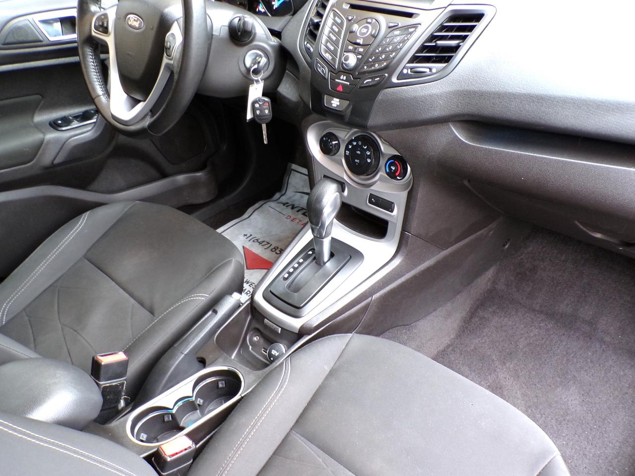 2016 Ford Fiesta SE HATCHBACK CARFAX CLEAN ONT. VEHICLE Photo