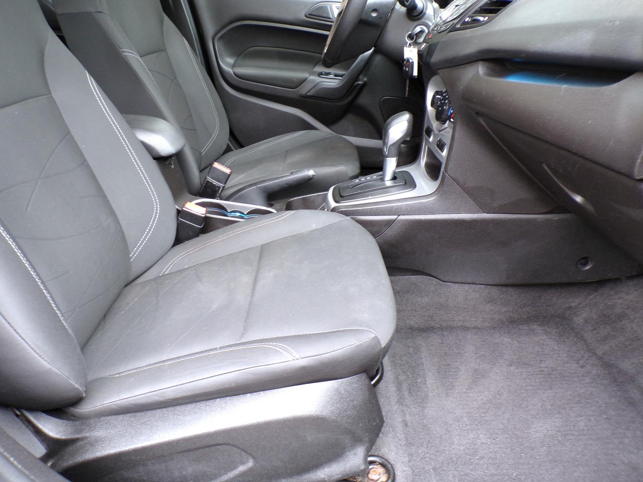 2016 Ford Fiesta SE HATCHBACK CARFAX CLEAN ONT. VEHICLE Photo