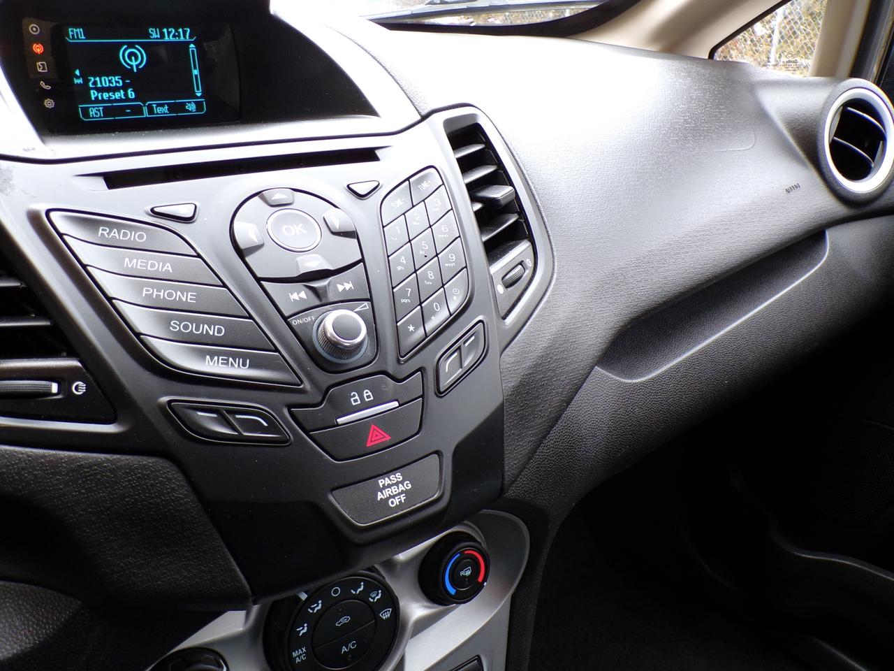 2016 Ford Fiesta SE HATCHBACK CARFAX CLEAN ONT. VEHICLE Photo