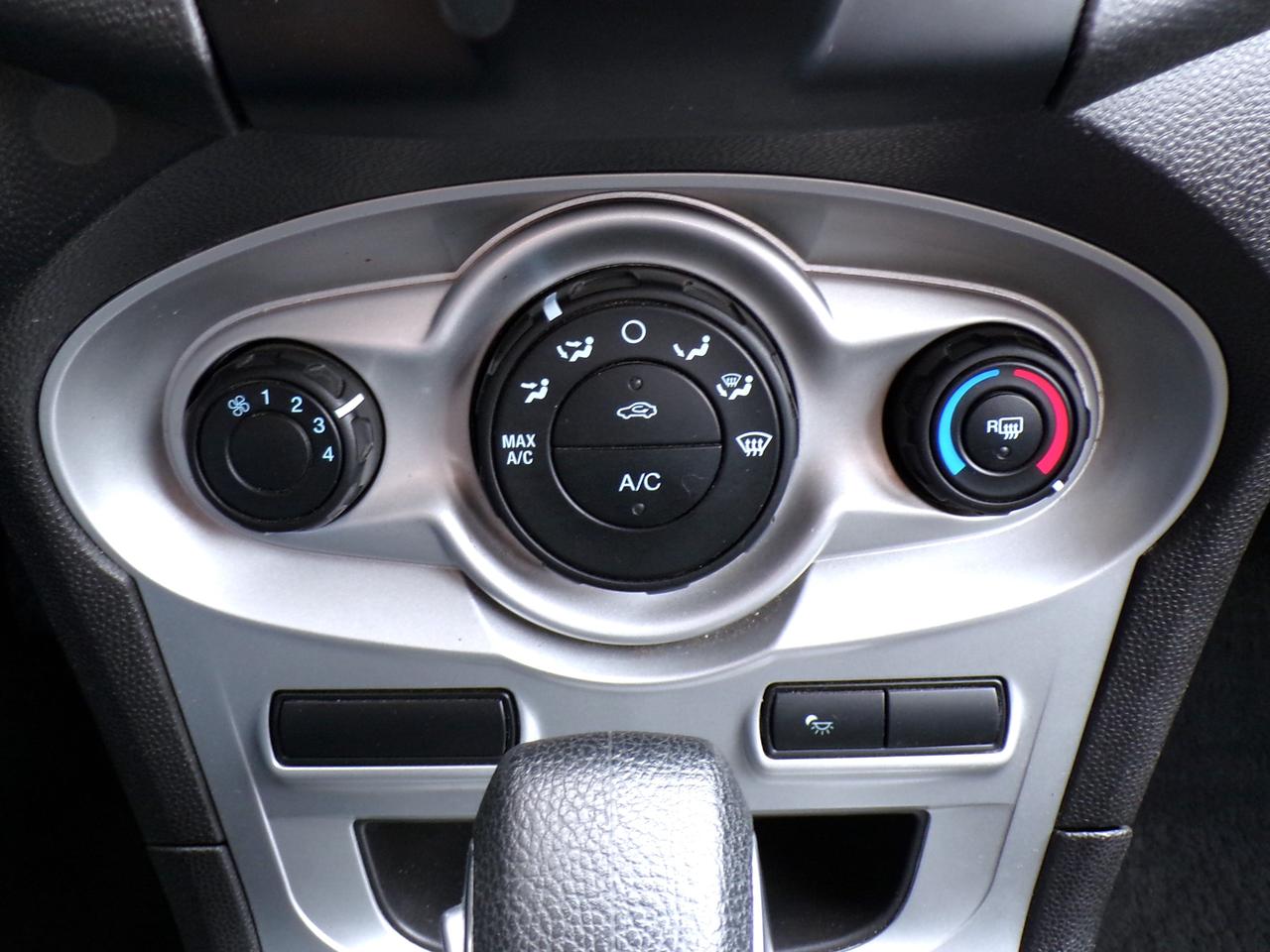 2016 Ford Fiesta SE HATCHBACK | CARFAX CLEAN | ONT. VEHICLE Photo