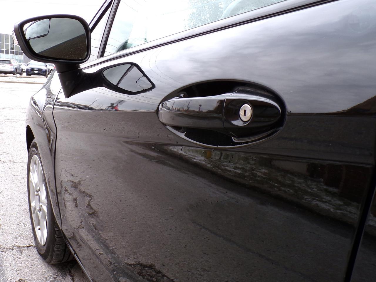 2016 Ford Fiesta SE HATCHBACK | CARFAX CLEAN | ONT. VEHICLE Photo