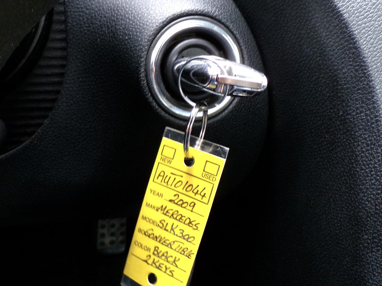 2009 Mercedes-Benz SLK300 CONVERTIBLE | ONTARIO VEHICLE Photo