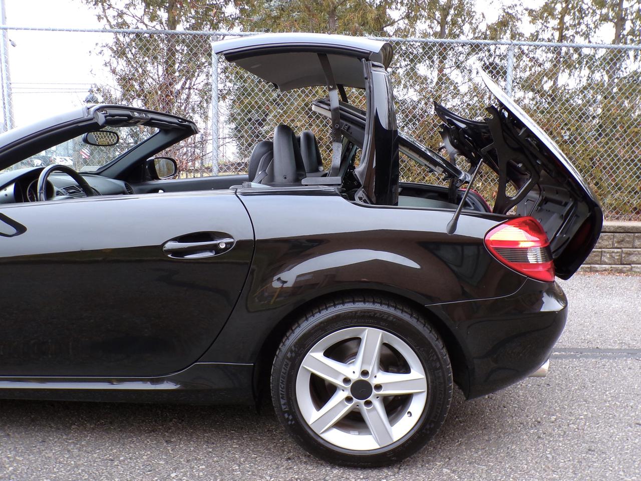 2009 Mercedes-Benz SLK CONVERTIBLE LEATHER H. SEATS ONTARIO VEHICLE Photo