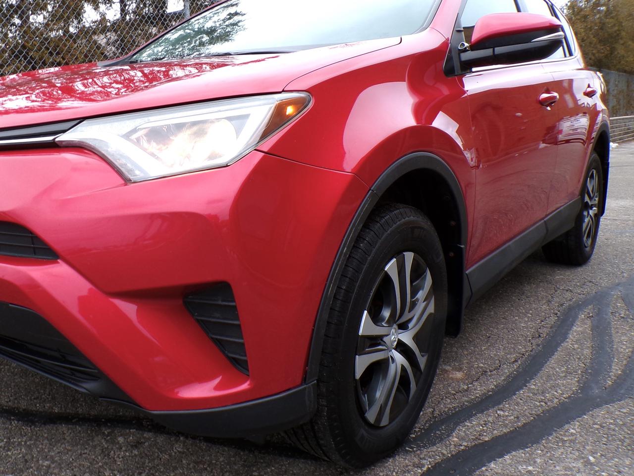 2016 Toyota RAV4 LE AWD Photo3