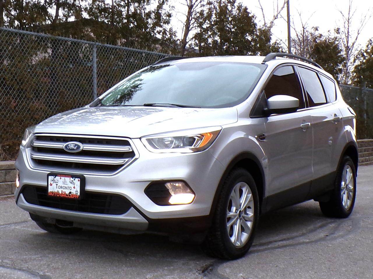 2017 Ford Escape SE 4WD | CARFAX CLEAN | 2-OWNERS Photo4