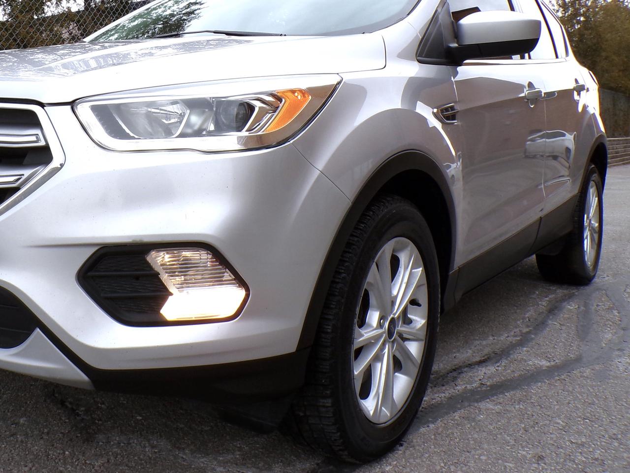 2017 Ford Escape SE 4WD | CARFAX CLEAN | 2-OWNERS Photo3