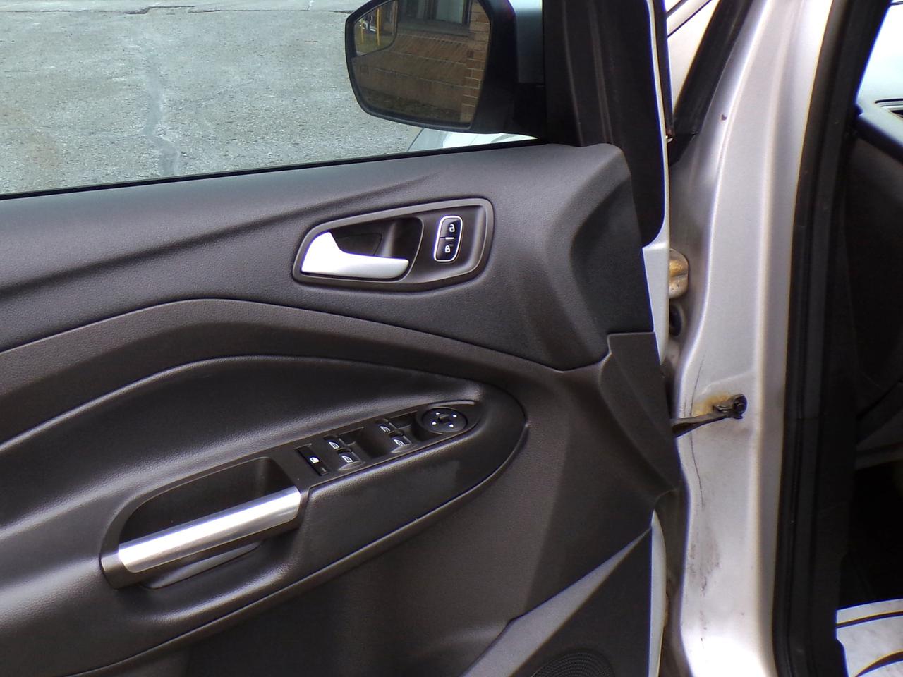 2017 Ford Escape SE 4WD | CARFAX CLEAN | 2-OWNERS Photo