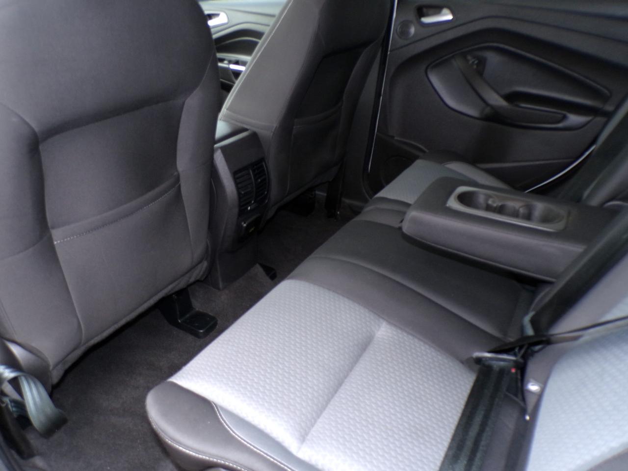 2017 Ford Escape SE 4WD | CARFAX CLEAN | 2-OWNERS Photo