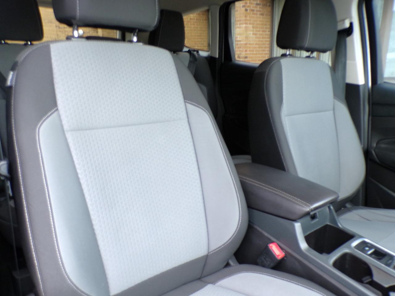 2017 Ford Escape SE 4WD | CARFAX CLEAN | 2-OWNERS Photo