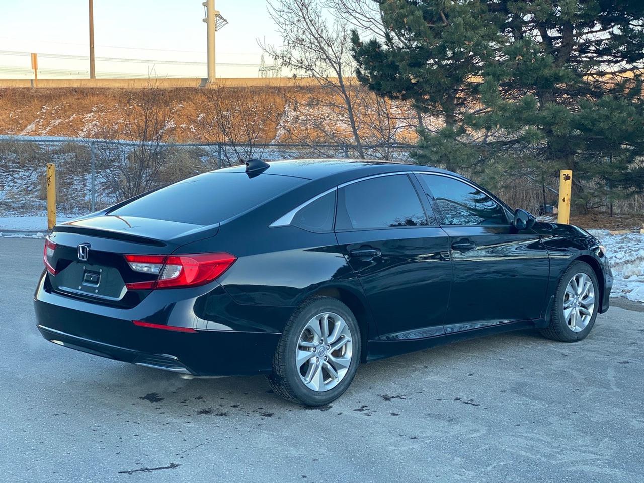 2019 Honda Accord LX Photo4