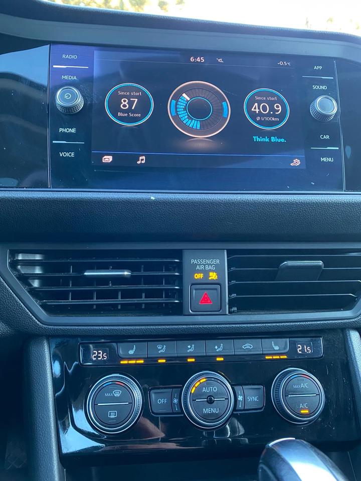 2019 Volkswagen Jetta Highline | LEATHER | SUNROOF | NO ACCIDENT Photo