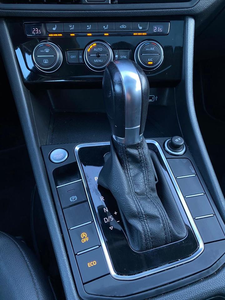 2019 Volkswagen Jetta Highline | LEATHER | SUNROOF | NO ACCIDENT Photo