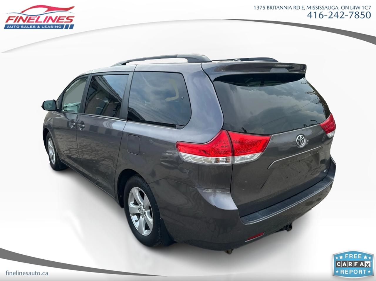 2014 Toyota Sienna LE Photo