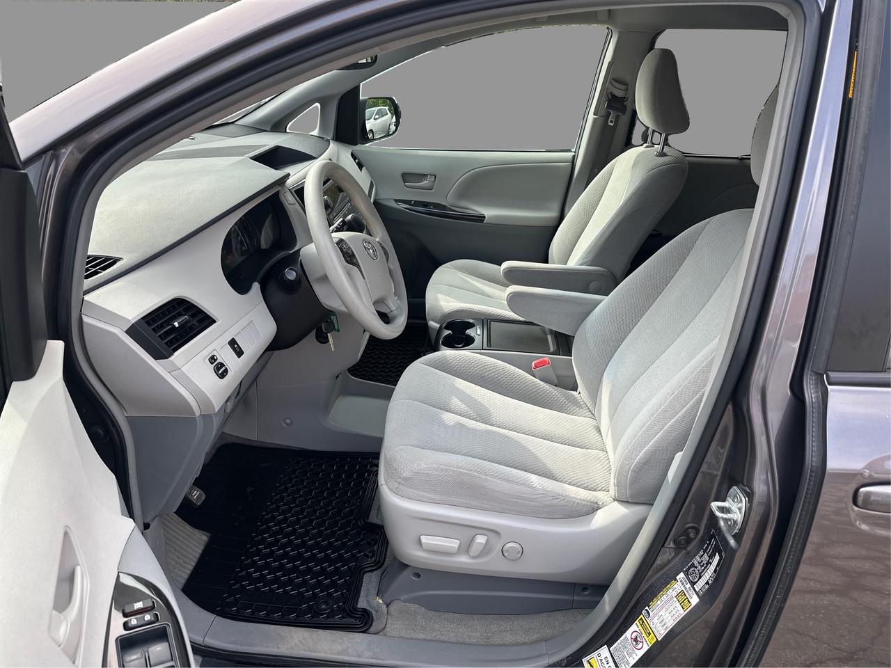 2014 Toyota Sienna LE Photo